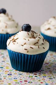 cupcake de arandano con cubierta de vainilla